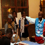 Dpouillement des bulletins de vote pour des candidats aux lections de 2011 en RDC, en prsence des tmoins le 28/11/2011  Kinshasa