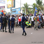 La police empche les manifestants de franchir la limite impose pour la marche des partis politiques de l?opposition membres de la Dynamique de l?opposition le 26/05/2016  Kinshasa