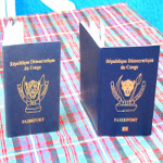 De gauche  droite, l?ancien passeport et le nouveau passeport congolais en cour depuis janvier 2016. 