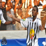 Deo Kanda du TP Mazembe clbre avec les fans du TP Mazembe aprs son but contre Al Ahly