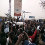 Le snateur Bemba salue une foule de partisans venue l'accueillir  l?aroport de N'djili  son retour en RDC aprs 11 ans d'absence dont 10 en prison  la CPI