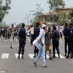 Les partisans de l?opposition marchent sur une des principales avenues de Kinshasa, le 1/9/2011, pour l?audit du fichier lectoral.