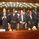 Modeste Mutinga (4  partir de la gauche sur la photo) a dmissionn de ses fonctions de rapporteur du Snat