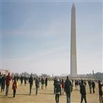 Les gens se dirigent vers le Washington Monument au National Mall  Washington, DC, pour a ...