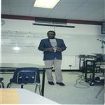 Dr. Lopold Kumbakisaka donnant cours aux tudiants anglophones (Canada 2001)
