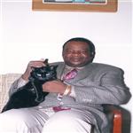 Dr. Lopold Jean-Paul Choppard Yumbi KUMBAKISAKA avec le chat de son collgue journaliste, ...