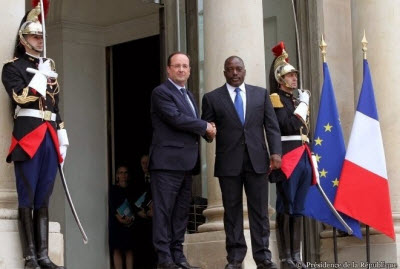 Franois Hollande et Joseph Kabila sur le perron de l'Elyse lors de la visite du prsident de la RDC  Paris en France le 21 mai 2014 (Photo prsidence franaise)