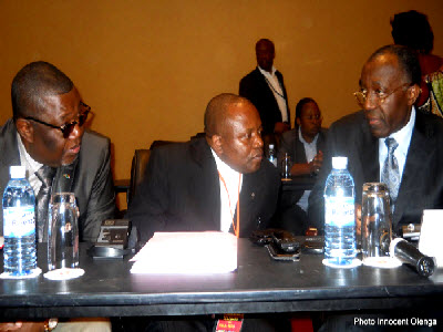 Charles Okoto, abb Malu Malu et Raymond Tshibanda, trois membres de la dlgation du gouvernement congolais aux pourparlers de Kampala