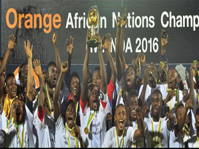 Les Lopards saluent leurs supporters aprs la victoire face  l'Ethiopie (3-0) lors de leur premier match du Chan 2016 le 17 janvier 2016