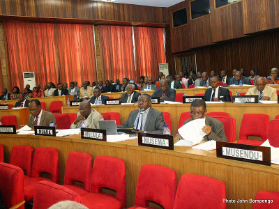 Des snateurs lors de l'examen du projet de loi lectorale le 23 janvier 2015  Kinshasa