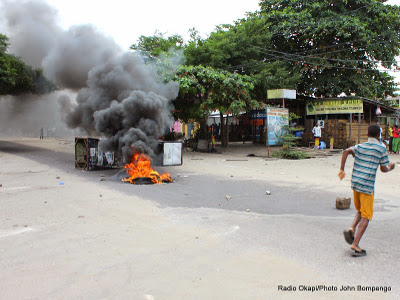 Des pneus brls le 19/01/2015 par des manifestants  Kinshasa qui rpondaient au mot d'ordre de l'opposition congolaise de manifester contre l'adoption de la loi lectorale au parlement