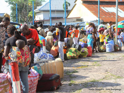 Des familles refoules de Brazzaville cherchant  rejoindre leurs proches le 24/04/2014  l'entre principale de l'ex- port Onatra  Kinshasa.