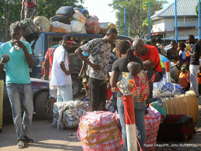 Des familles refoules de Brazzaville cherchant  rejoindre leurs proches le 24/04/2014  l'entre principale de l'ex- port Onatra  Kinshasa