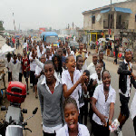 Des lves finalistes clbrent la fin de la dernire preuve de l?Examen d?Etat le 23/06/2011  Kinshasa