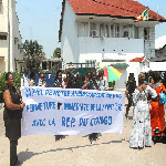 Un groupe des femmes congolaises de la RDC manifestant le 05/05/2014 devant l'ambassade de la Rpublique du Congo  Kinshasa contre le traitement subi par des ressortant de la RDC refouls au Congo.