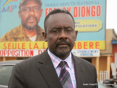 Franck Diongo, devant le sige de son parti politique le 7/10/2013  Kinshasa, aprs avoir tenue une confrence de presse