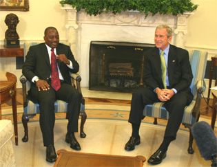 Le prsident amricain George Bush raffirme l'appui de son gouvernement pour la stabilisation de l'Est de la RDC. C'est ce qui ressort de l'audience qu'il a accorde vendredi  Joseph Kabila aux environs de 8 heures, heure de Washington,  la Maison Blanche. Les deux chefs d'Etat se sont entretenus sur les dfis post lectoraux, notamment la reconstruction, la scurit et le dveloppement de la RDC, rapporte radiookapi.net
