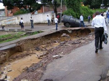 Kinshasa, route detruite par la pluie