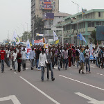 Les partisans de l'opposition marchent sur une des avenues principale de Kinshasa le 1/9/2011, pour la rvision du fichier lectoral