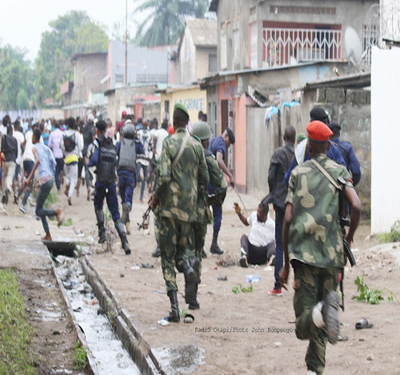 La charge de la police et de l'arme sur les manifestants le 31/12/2017  Kinshasa lors de la marche initie par le Comit lac de coordination (CLC)