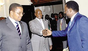 Aprs Ngurdoto  Arusha, c'est maintenant le tour de Dar es-Salaam d'abriter le sommet des chefs d'Etat de la Rpublique dmocratique du Congo et de l'Ouganda. Entre les deux sommets, il y a eu bien sr la runion de la grande commission mixte des deux pays qui s'est tenue  Kampala. Trois rencontres en l'espace de sept mois sans oublier les sances de travail des experts, voil qui fait penser  la pertinence des questions  discuter. Des sommets au got du ptrole, celui du Lac Albert dont l'exploitation par la RDC et l'Ouganda provoque dj des remous et des tensions.