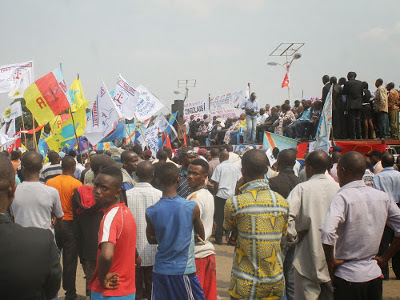 Des membres des partis politiques runis  la place Sainte Thrse  Ndjili pour assister au meeting de l'opposition  Kinshasa. Radio Okapi/Ph. John Bompengo