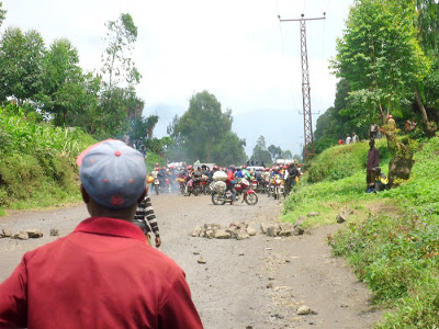 La police nationale tente de dgager la route Goma-Sak, barricade par des manifestants, au quartier Mugunga. Radio Okapi/Ph. Marc Maro Fimbo