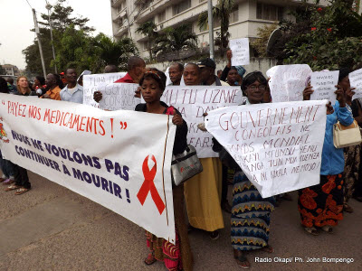 Sit-in des personnes vivant avec VIH le 18/07/2012 devant la primature  Kinshasa, rclamant leur prise en charge par le Gouvernement