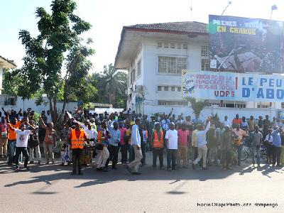 Des partisans de l'UDPS attendent l'arrive de Felix Tshisekedi devant la permanence de leur parti  Kinshasa, le 17/04/2017. Radio Okapi/Ph. John Bompengo