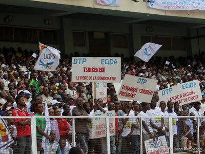 Quelques partisans de l'UDPS, le 9/08/2011 au stade des martyrs  Kinshasa, durant le meeting d'Etienne Tshisekedi