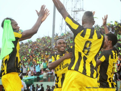 Des joueurs de Vita Club de la RDC le 21/09/2014 au stade Tata Raphal  Kinshasa clbrant la victoire, lors du match de la demi-finale aller de la ligue des champions de la Caf contre CS Sfaxien de la Tunisie, score : 2-1