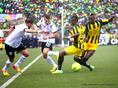 As Vita club de la RDC (jaune) contre l'Entente sportive de Stif d'Algrie (blanche) le 26/10/2014 au stade Tata Raphal de Kinshasa lors de la finale aller de la Ligue de champions de la Caf, score nul : 2-2.
