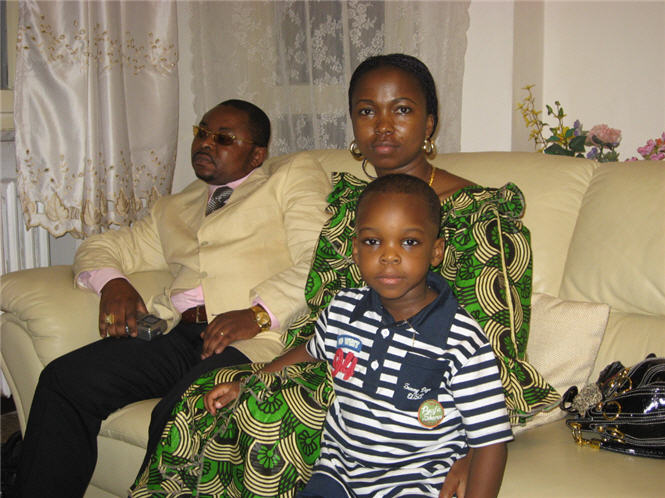 Dsir Ngolwa et son pouse et leur garon Brian Ngolwa