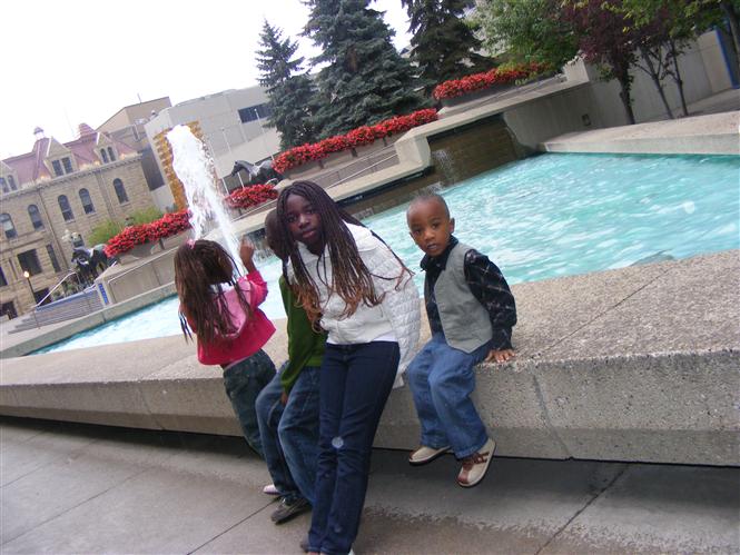 Mes enfants devant le bureau de la cit de Calgary,et mon pouse Angel au centre ville.