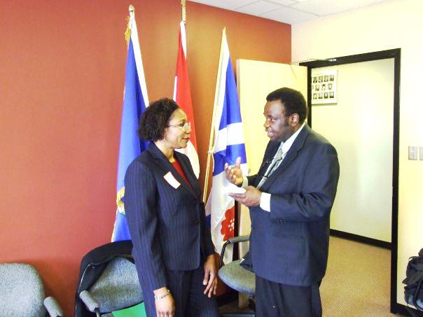 Dr.Lopold Kumbakisaka s'entretient avec Madame Hafsa Goma, Prsident du centre africain d'Edmonton