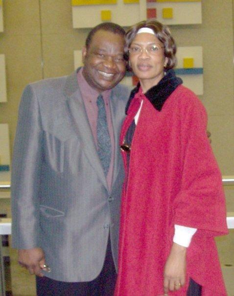 Dr. Lopold Useni Kumbakisaka en compagnie de sa chre pouse, Mme Marie-Thrse Batrice Kumbakisaka (mai 2009, WPG, Canada)