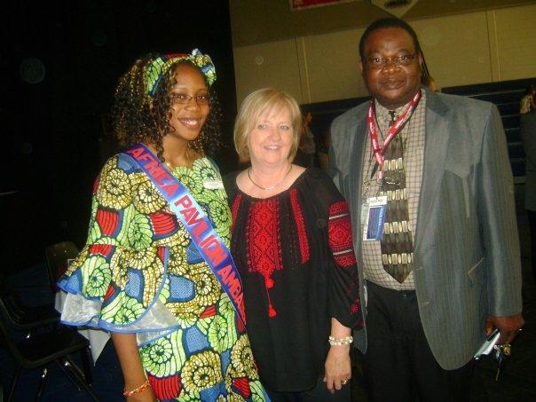 Mama Muilu Patricia Kumbakisaka, la dpute conservatrice fdrale  Joy Smith et Dr. Lopold Kumbakisaka (Canada, 2009)