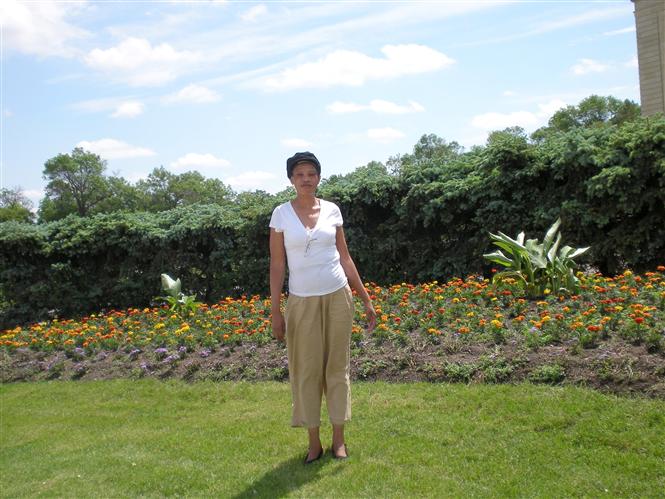 Madame Marie-Thrse Batrice KUMBAKISAKA, au parc royal de Regina (Regina Park)(Canada, t 2009)