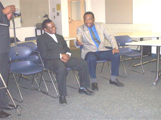 De Gauche  droite, Mukubwa Dr. Tshite Yashima et Dr. Lopold Kumbakisaka ( Canada, Edmonton, 2008)