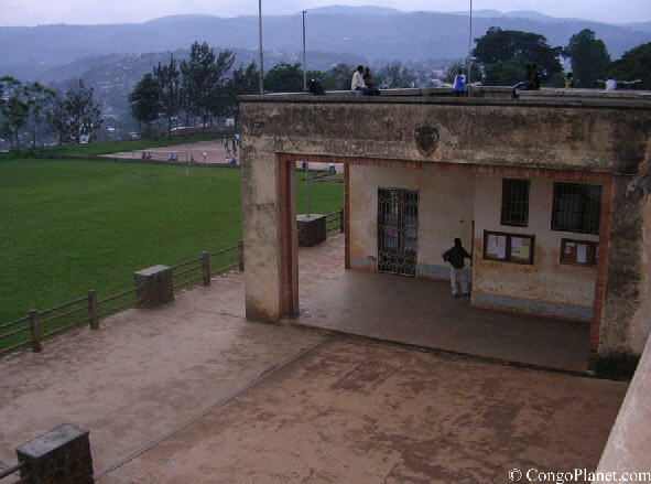  Cour et terrain de football du Collge Alfajiri(Bukavu,Sud Kivu,2004)