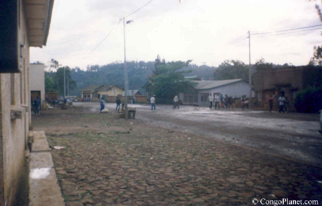 Le quartier de Nguba, rue principale. (Bukavu, 1995)