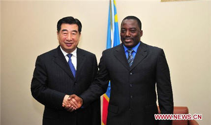 Le vice-Premier ministre chinois Hui Liangyu avec le président Joseph Kabila