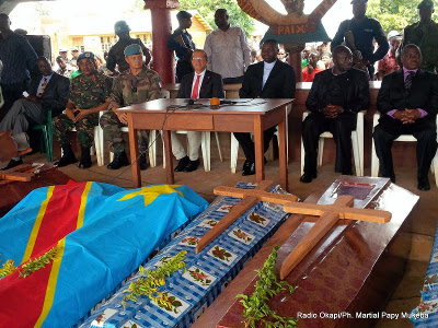 (Au centre, de g.à.d) Martin Kobler, chef de la Monusco et Julien Paluku, gouverneur du Nord-Kivu, assistent à la cérémonie d'hommage aux civils tués mardi à Beni par des hommes armés (Le 17/10/2014)
