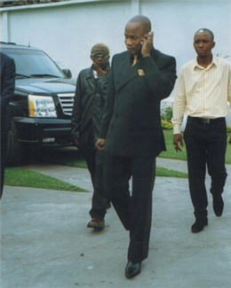 Les deux proches du patron de Quartier Latin sont gards  vue depuis lundi dernier par l'inspecteur du judiciaire. Une action que Me Mukendi, avocat de l'artiste rprouve, en accusant la RTGA d'instrumentaliser la justice congolaise, rapporte radiookapi.net