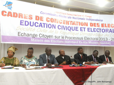 Des membres du bureau de la Commission électorale nationale indépendante (Ceni) le 24/02/2014 à Kinshasa, lors d'une rencontre avec les acteurs de la société civil. 