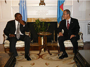 Poursuivant sa visite d'Etat aux Etats-Unis, le Président de la République Joseph Kabila Kabange, a quitté Washington DC samedi 28 Octobre 2007 pour New-York, afin de répondre à l'invitation à dîner du Secrétaire général des Nations Unies, M. Ban Ki Moon.