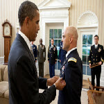 Le Président Barack Obama octroi une medaille dans le Bureau Ovale à la Maison Blanche