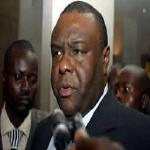 Jean-Pierre Bemba commence  trouver interminable son sjour portugais. Une anne aprs sa fuite aide par une escorte blinde de la Monuc, il se donne encore un peu de temps de rflexion. Il dit suivre attentivement ce qui se passe au pays. ??On a laiss les gens travailler : on voit bien le rsultat. La grogne sociale est trop forte et les problmes scuritaires ne sont pas rgls. Il y a des conflits  l'Est et au Bas-Congo (Ouest), la seule rponse du pouvoir  des mouvements de protestation est la rpression.