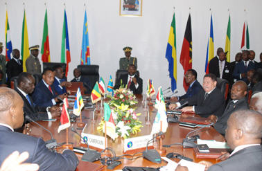 Sept Chefs d'Etat des pays membres de la CEEAC (Communauté économique des Etats de l'Afrique centrale), sur les dix dont les pays sont membres de cette sous-région, ont pris part lundi 10 mars 2008, au Palais de la Nation de Kinshasa, au sommet extraordinaire de cette organisation, convoqué par le Président Joseph Kabila Kabange en tant que président en exercice de la CEEAC.