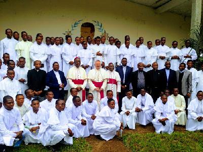 Le nonce apostolique, le prsident de la CENCO et l'archevque de Kananga entours des formateurs et des sminaristes de Malole le 9 septembre 2017 au Kasa-Central. Radio Okapi/Photo Jol Bofengo.